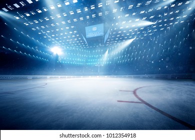 хоккейный стадион с толпой болельщиков и пустым катком