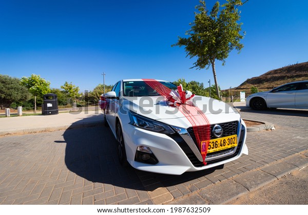 hod\
hasharon-israel. 07-06-2021. A white car is decorated, to lead the\
bride and groom to the wedding\
ceremony