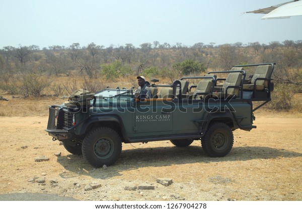 HOEDSPRUIT, SOUTH AFRICA - SEPTEMBER 28, 2018:\
Kings Camp safari vehicle with safari ranger in Timbavati Private\
Nature Reserve, South\
Africa