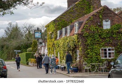 Hogpits Bottom, Flaunden, Hertfordshire, England, UK. 2021. Customers Outside The Bricklayers Arms A 18th Century Pub In The Hertsfordshire Countryside, UK. Post Covid.