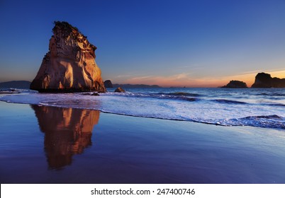 Hoho Rock at sunrise, Cathedral Cove, Coromandel Peninsula, New Zealand