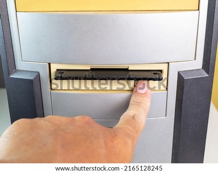 Hold the Floppy A disc and insert the reader. to read and write data It's technology old that have been used for a long time The disc will be less. has a square shape Must press a button to remove
