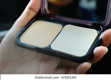 Hold Foundation Powder By Hand,foundation Powder Makeup,powder And Mirror