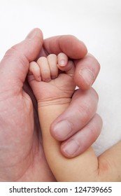 hold a hand of the newborn child