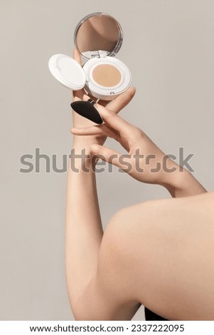 Holding air cushion liquid foundation makeup makeup girl arm makeup makeup