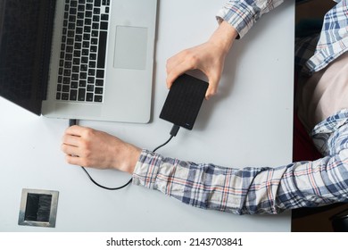 holding backup external hdd with archive and connect it to the laptop
