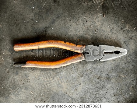 Holding or gripping components that will open by rotating the workpiece. Loosen or tighten the bolt and locknut by pressing the small lever between the alligator's grip levers. Clamping the workpiece 