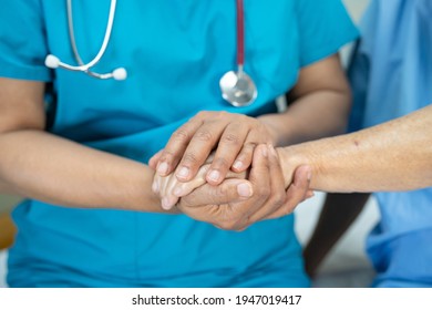 Händchen Asiatische ältere oder ältere ältere Frau Patientin mit Liebe, Pflege, Ermutigung und Empathie in Krankenpflege Krankenhaus, gesundes, starkes medizinisches Konzept
