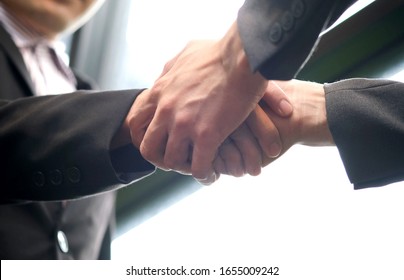 Händen Sie mit Geschäftspartnern zusammen, um Geschäftspartnern zu vertrauen, Beziehungen zur Erreichung künftiger Handels- und Investitionsziele.
