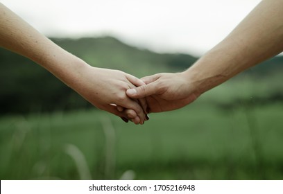 手をつなぐ 夫婦 の写真素材 画像 写真 Shutterstock