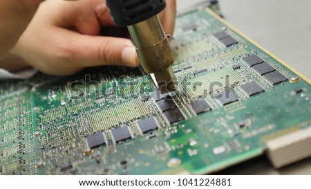 holding ic mainboard for repair board 商業照片 © 