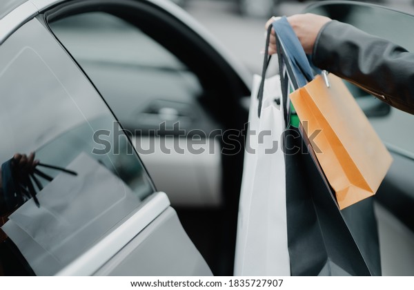 holds bags\
puts in the car, shopping in the\
store