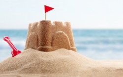 Prázdninový Koncept S Pískovým Zámkem Na Pobřeží