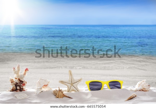 海岸の背景に休日の夏 サングラス ヒトデ 貝殻 風景のビーチ背景 の写真素材 今すぐ編集