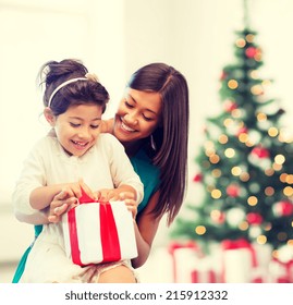 Holidays, Presents, Christmas, X-mas Concept - Happy Mother And Child Girl With Gift Box