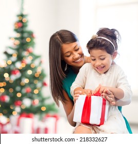 Holidays, Presents, Christmas, X-mas Concept - Happy Mother And Child Girl With Gift Box