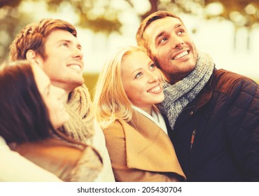Urlaub, Urlaub, Konzept der glücklichen Menschen - Gruppe von Freunden oder Paaren, die Spaß im Herbstpark haben