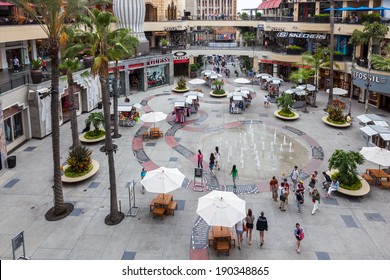 HOLLYWOOD, CALIFORNIA/USA - JULY 29 : Hollywood And Highland Center Shopping Mall In Hollywood On July 29, 2011. Unidentified People.