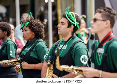 Hollywood, FL, EEUU - 13 de marzo de 2022: Foto del desfile del Día de San Patricio 2022 en las calles del centro de Hollywood. Música de la banda de marcha de la escuela secundaria