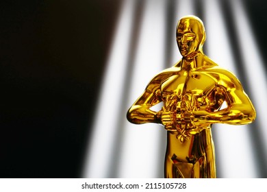 estatua de metal dorado sobre fondo negro con rayos de luz, cerrado