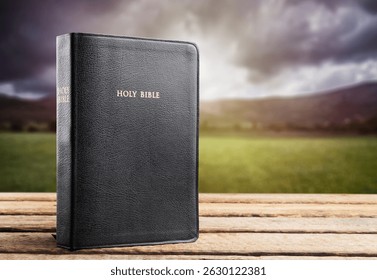 Libro de la Santa Biblia con fondo de luces Bokeh
