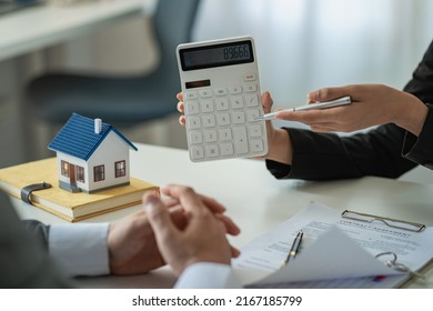 Home Agents Talk To New Home Buyers And Offer Good Interest Rates And Calculate Clients On Mortgage Financing To Help Make Real Estate Concept Decisions.