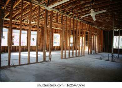 Otthon vagy épület bontása. Otthoni vagy irodaház átalakítása. Egy üres épület a falak és készülékek eltávolítjuk. Csupasz fa keret egy régi épületben egy átalakítási munka során. 