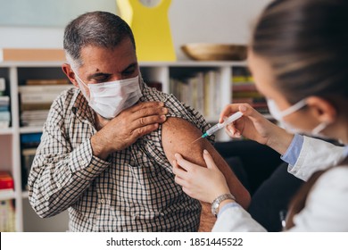 home care doctor service, virus corona 19 vaccination - Powered by Shutterstock