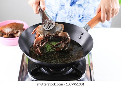 Home Cooking  Process Making Singaporean Chilli Mud Crab, Fried Crab In Hot Oil On Black Wok