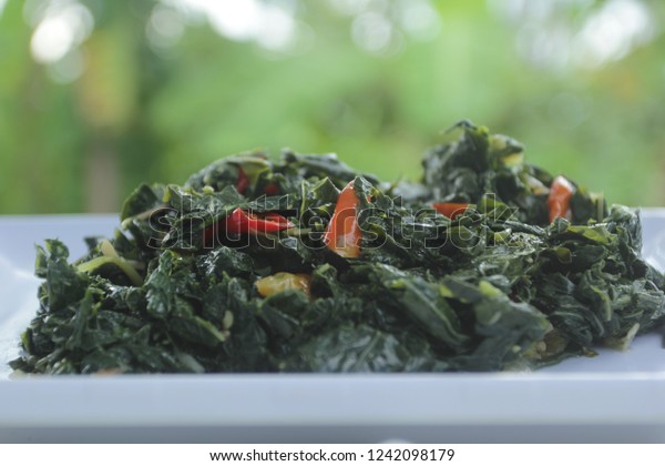 Cooking papaya leaves