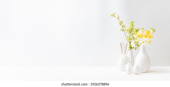 Home Interior With Easter Decor. Daffodils In A Vase, Spring Flowers On A Light Background