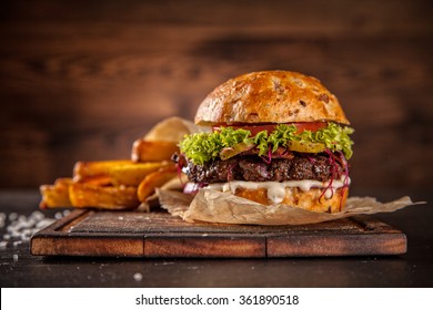 Домашний гамбургер с салатом и сыром