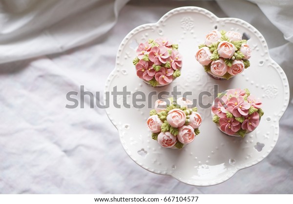 家で作ったマフィンのカップケーキと花のバタークリームをフロスティング の写真素材 今すぐ編集