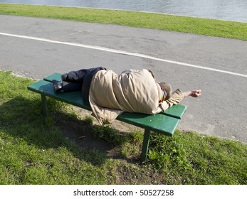 3,026 Homeless person on bench Images, Stock Photos & Vectors ...