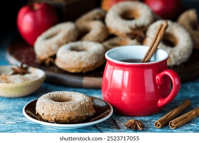 Una rosquilla de chía de huerto casera servida con sidra de manzana picante.