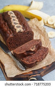 Gâteau à la banane au chocolat maison (pain). Dessert pour le thé et le café. Mise au point sélective