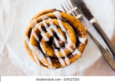 Homemade Cinnamon Roll Pastry With Vanilla Icing ,The Images Of The Top View ,In The Coffee Shop