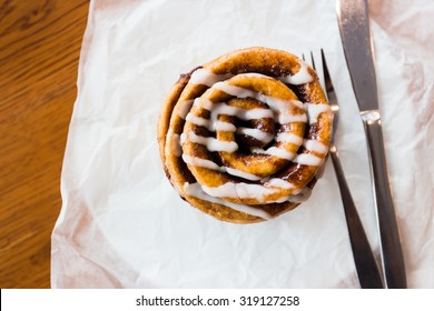 Homemade Cinnamon Roll Pastry With Vanilla Icing ,The Images Of The Top View In The Coffee Shop