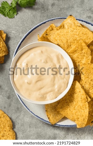 Homemade Creamy White Queso Dip with Tortilla Chips Foto stock © 