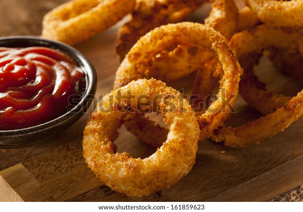 Homemade Crunchy\
Fried Onion Rings with\
Ketchup