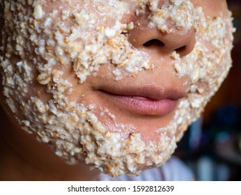 Homemade Face Mask With Cereal. Home Spa With Oat Flakes .