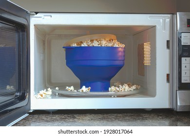 Homemade Fat And Salt Free Popcorns In A Silicon BPA Free Collapsible Popcorn Popper Bowl Inside Microwave. This Bowl Offers Guilt Free Instant Popcorns Directly From Kernels With No Additives.