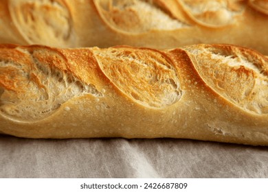 Baguette de pan francés casero en tela, vista lateral.
