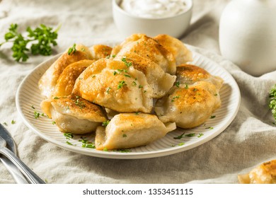 Домашние жареные польские картофельные вареники со сметаной