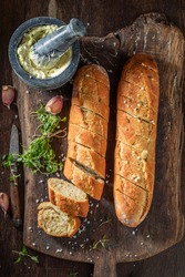 Hausgemachtes Knoblauchbrot Mit Salz. Brot Mit Butter Und Knoblauch. Italienische Küche.
