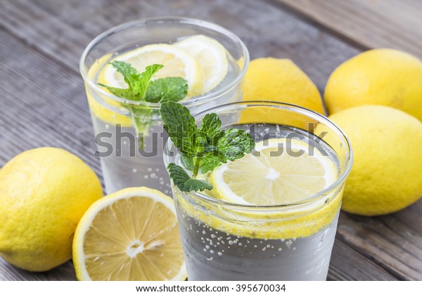 Hausgemachte Limonade Mit Frischer Zitrone Und Stockfoto Jetzt Bearbeiten