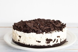 Homemade No Bake Cookies And Cream Cheesecake, Creamy Cheesecake With Chocolate Cookies And Cream Biscuits.