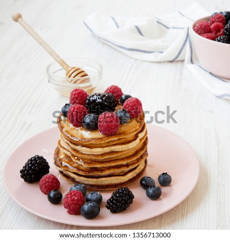 Similar – Foto Bild Pfannkuchen mit Johannisbeeren und Blaubeeren in gusseiserner Pfanne stehen auf dunklem Tisch