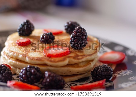 Similar – Foto Bild Süße Pfannkuchen mit Johannisbeeren, Blaubeeren und leckerem Ahornsirup in gusseiserner schwarzer Pfanne