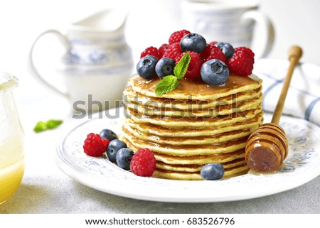 Similar – Foto Bild Pfannkuchen mit Johannisbeeren und Blaubeeren in gusseiserner Pfanne stehen auf dunklem Tisch